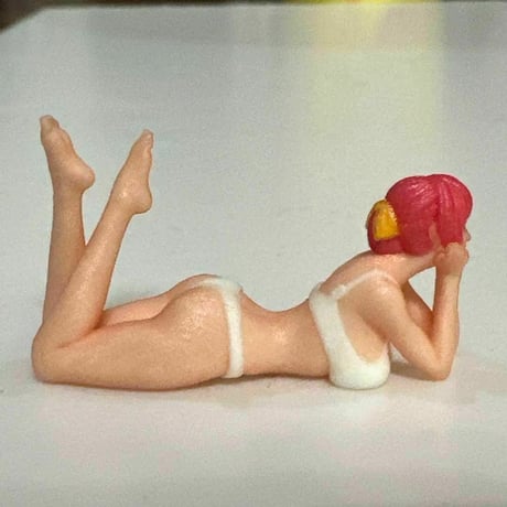 1/35 オーシャンコスモス　寝そべり　フィギュア　1/64より大　ミニカーに