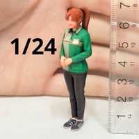 1/24 コンビニ店員S フィギュア　ミニチュア　リアルフィギュア　完成品　ミニチュアイメージ　　ドールハウスに