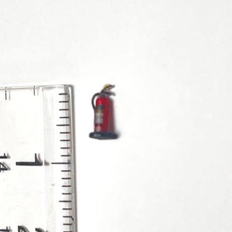 HOゲージ　1/80 消火器　台付　フィギュアに　1/64より小　ジオラマ　鉄道模型　ミニチュア