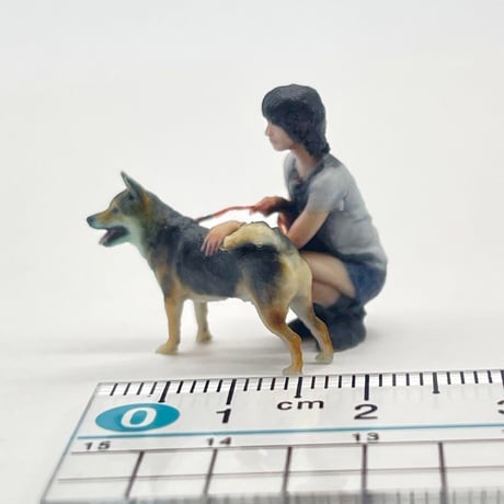 1/43 犬と女の子　フィギュア　ミニチュア　ジオラマに　ミニチュアイメージ　リアルフィギュア
