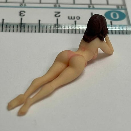 1/43 ビキニ寝そべり　フィギュア　完成品　ミニカーに　リアルフィギュア　ミニチュアイメージ