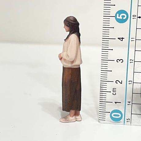 1/32 ミニチュアイメージお姉さん　フィギュア　1/64より大　ミニカーに　リアルフィギュア