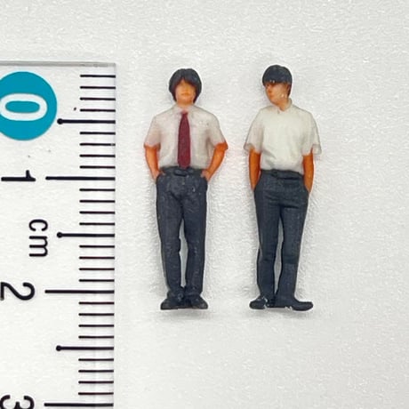 HOゲージ　男子学生　フィギュア2体　ミニチュア　1/64より小 鉄道模型　ジオラマ　レイアウト