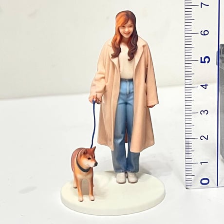 1/24 犬とお姉さん　フィギュア　ミニカーに　1/64より大　ミニチュア