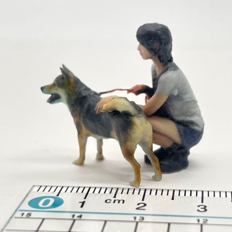 1/32 犬と女の子　フィギュア　ミニチュア　リアルフィギュア　ミニカーに　住宅模型　３D　　ジオラマに