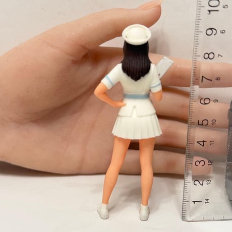 1/18 ナース　フィギュア　ミニカーに　ドールハウスに　リアルフィギュア　ミニチュアイメージ　完成品