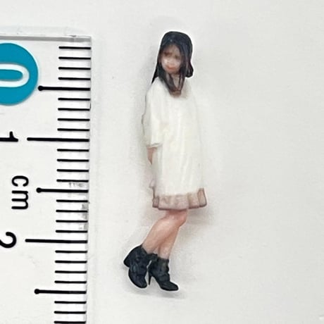 1/64 白コート　女の子　フィギュア　ミニチュア　ジオラマ　ミニカー　トミカに