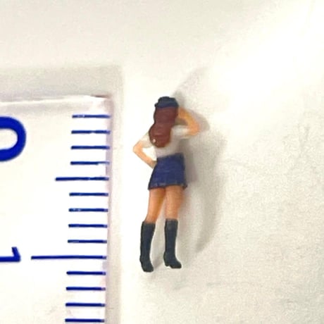 Nゲージ　1/150 警官　婦警　敬礼半袖　鉄道模型　1/64より小　フィギュア