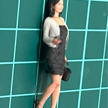 1/43 フィギュア　女性　完成品　リアルフィギュア　ミニチュア　ミニチュアイメージ　ミニカーに　ジオラマに　住宅模型に