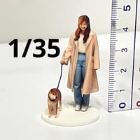 1/35 犬とお姉さん　フィギュア　ミニカーに　1/64より大　ミニチュア