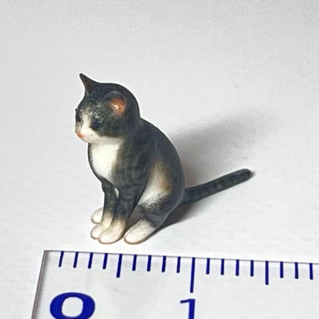 1/24 猫　鯖白　ネコ　ミニチュア　フィギュア　ジオラマに　1/64より大