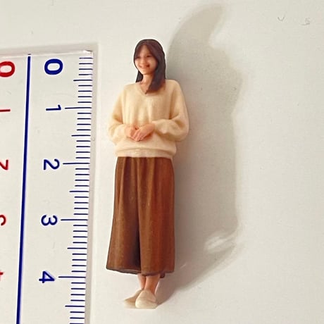 1/35 フィギュア　ミニチュアイメージお姉さん　1/64より大　ミニカーに リアルフィギュア　完成品　ミニカーに　ジオラマに