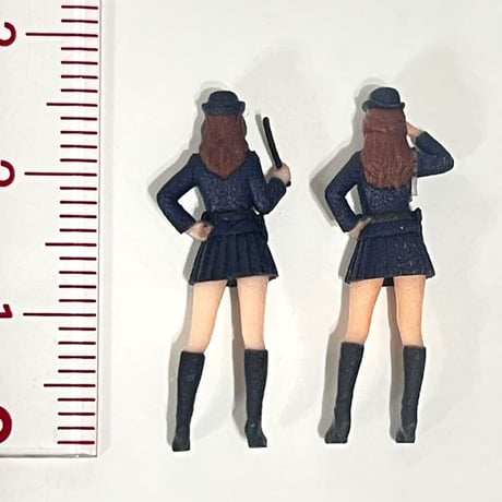 1/64 フィギュア2体　警官　冬服　ミニカー　トミカに　ジオラマ　ミニチュア