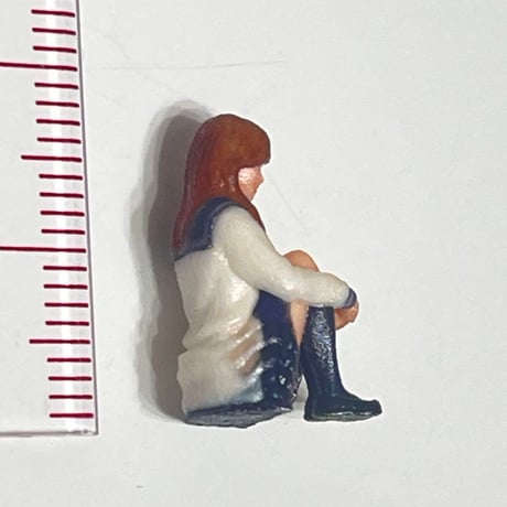 1/43 フィギュア2体　JK 体育座り　足伸ばし　1/64より大　ミニカーに