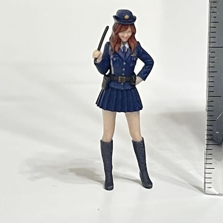 1/43 警官　婦警　フィギュア　1/64よりおおきい　ミニカーに　ジオラマ