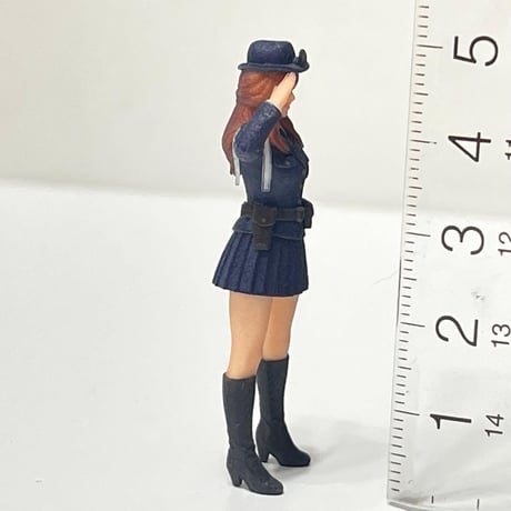 1/32 フィギュア　警官　敬礼　婦警　ミニカー　ジオラマ　1/64より大　3D