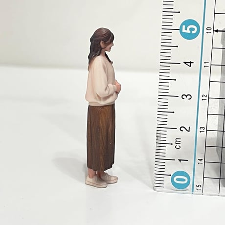 1/32 ミニチュアイメージお姉さん　フィギュア　1/64より大　ミニカーに　リアルフィギュア