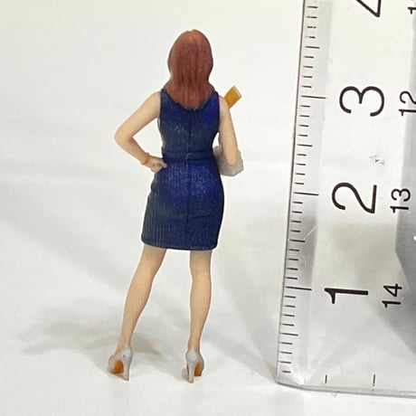 1/43 フィギュア　キャバ嬢　1/64より大　ミニカーに　ジオラマに　お姉さん