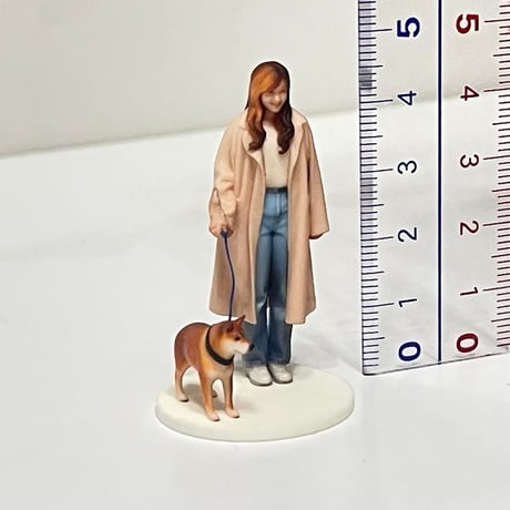 1/35 犬とお姉さん　フィギュア　ミニカーに　1/64より大　ミニチュア