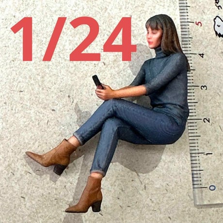 完成品　1/24 フィギュア　スマホ女性　ミニカーに　リアルフィギュア　ジオラマに