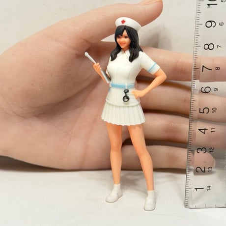 1/18 ナース　フィギュア　ミニカーに　ドールハウスに　リアルフィギュア　ミニチュアイメージ　完成品