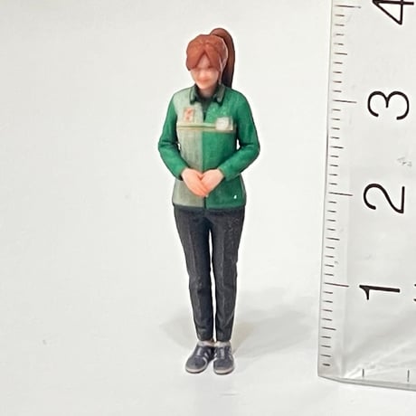 1/43 コンビニ店員S フィギュア　セブンイレブン風　リアルフィギュア　ミニチュア　ミニカージオラマに　ミニチュアイメージ　３Dフィギュア　完成品　ミニカー　ジオラマ　トミカ