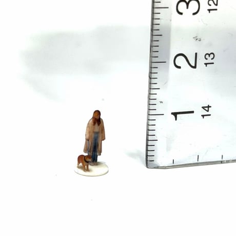 Nゲージ　1/150 フィギュア　犬とお姉さん　1/64より小　鉄道模型 ジオラマ　レイアウト　ミニチュアイメージ