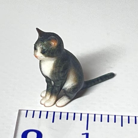 1/24 猫　鯖白　ネコ　ミニチュア　フィギュア　ジオラマに　1/64より大