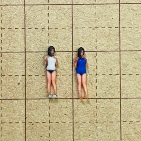 Nゲージ　JK 女子高生　フィギュア2体　ジオラマに　鉄道模型　1/64より小