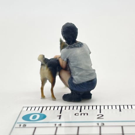 1/43 犬と女の子　フィギュア　ミニチュア　ジオラマに　ミニチュアイメージ　リアルフィギュア