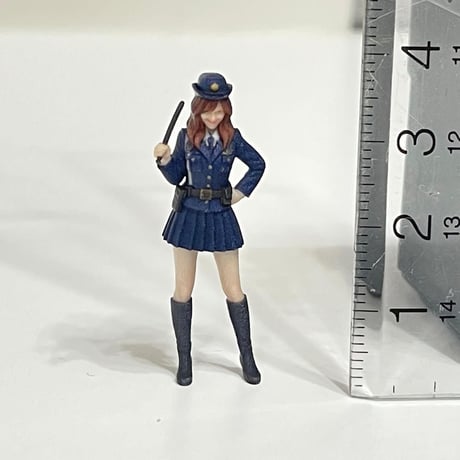 1/43 警官　婦警　フィギュア　1/64よりおおきい　ミニカーに　ジオラマ