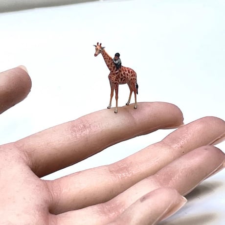 ミニチュア　キリンに乗った男の子　フィギュア　1/64より小　ジオラマに
