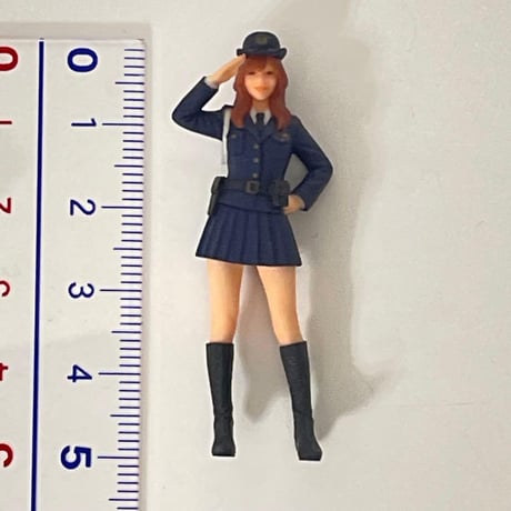 1/32 フィギュア　警官　敬礼　婦警　ミニカー　ジオラマ　1/64より大　3D