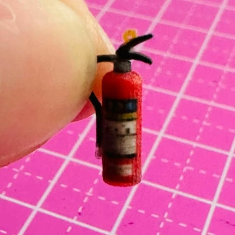 1/43 消火器　ミニチュア　フィギュアに　リアルフィギュア　　ミニカーに