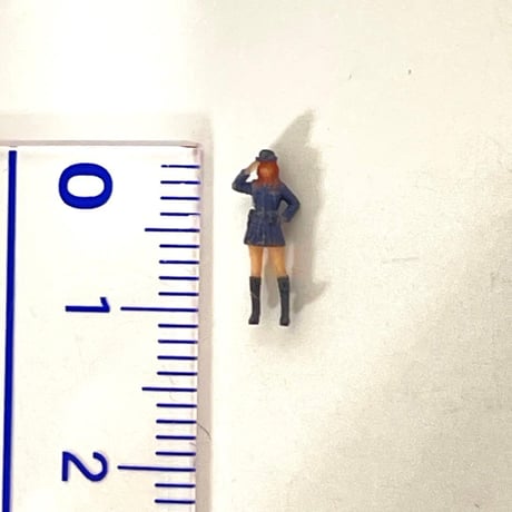 Nゲージ　1/150 警官　婦警　敬礼　フィギュア　1/64より小　ジオラマ