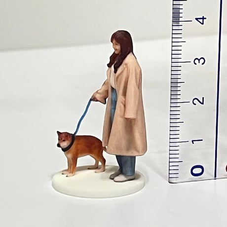 1/43 犬とお姉さん　フィギュア　ミニカーに　1/64より大　ミニチュア