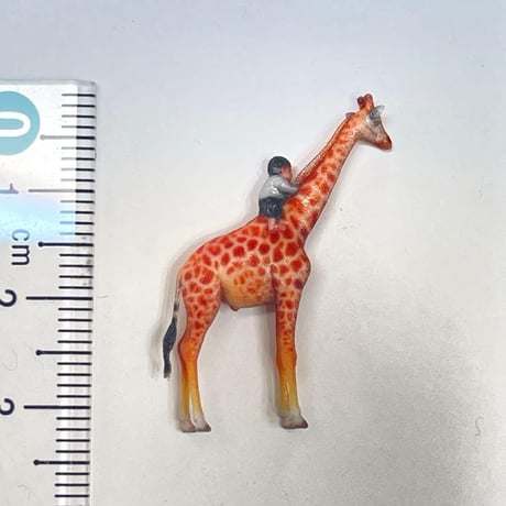 ミニチュア　キリンに乗った男の子　フィギュア　1/64より小　ジオラマに