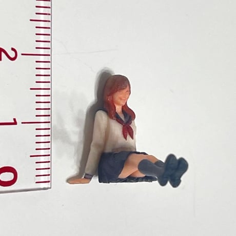 1/43 フィギュア2体　JK 体育座り　足伸ばし　1/64より大　ミニカーに
