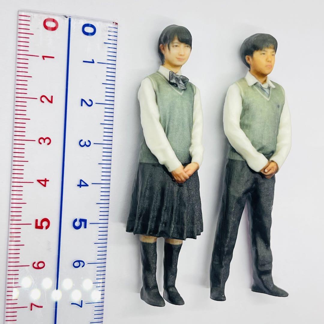 1/35 高校生男女　フィギュア2体　1/64より大　完成品　ミニチュア 1/35 フィギュア2体 女子高生 完成品 1/64より大 戦車に