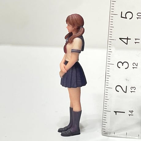 1/32 フィギュア　セーラー服　おさげ　ミニカー　ジオラマ　1/64より大