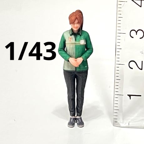 1/43 コンビニ店員S フィギュア　セブンイレブン風　リアルフィギュア　ミニチュア　ミニカージオラマに　ミニチュアイメージ　３Dフィギュア　完成品　ミニカー　ジオラマ　トミカ