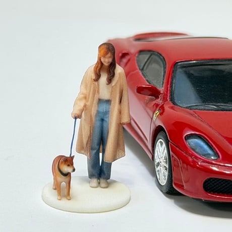 1/64 フィギュア　犬とお姉さん　ミニカーに　トミカに　ミニチュア　ジオラマに ミニチュアイメージ　リアルフィギュア　３Dフィギュア