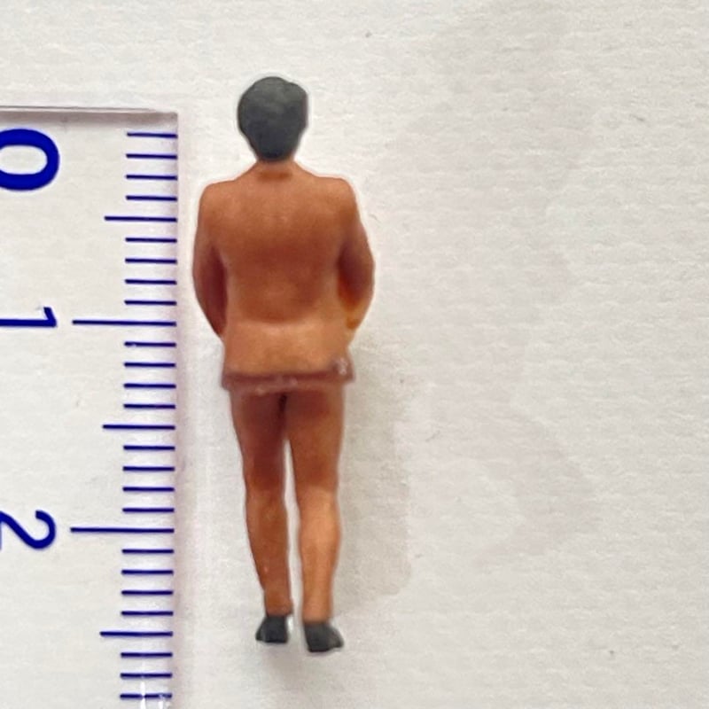 1/64 フィギュア 荷物を運ぶ男性 完成品 ミニカーに ジオラマに