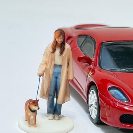 1/64 フィギュア　犬とお姉さん　ミニカーに　トミカに　ミニチュア　ジオラマに ミニチュアイメージ　リアルフィギュア　３Dフィギュア