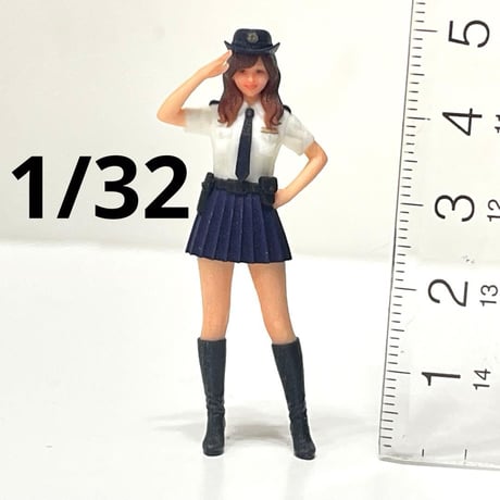 1/32 警官　婦警　フィギュア　半袖　敬礼　ミニカー　ジオラマ　1/64より大