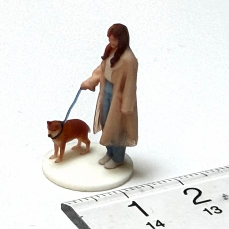 1/64 フィギュア　犬とお姉さん　ミニカーに　トミカに　ミニチュア　ジオラマに ミニチュアイメージ　リアルフィギュア　３Dフィギュア