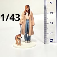 1/24 1/35 犬とお姉さん　フィギュア　1/64より大　ミニチュアイメージ 1/64 フィギュア 犬とお姉さん ミニカーに トミカに ミニチュア