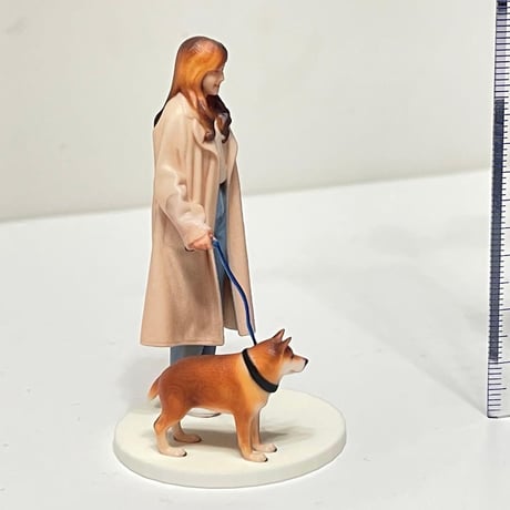 1/24 犬とお姉さん　フィギュア　ミニカーに　1/64より大　ミニチュア