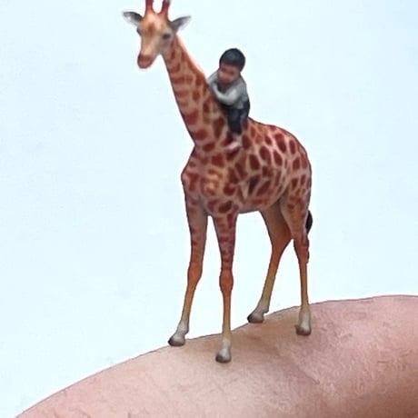 ミニチュア　キリンに乗った男の子　フィギュア　1/64より小　ジオラマに
