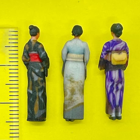 1/64 着物フィギュア　フィギュア3体　和服　完成品　ミニチュア　ミニカーに